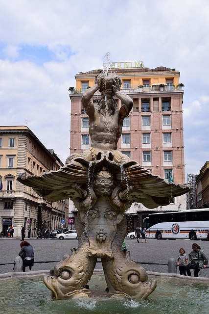 Piazza Barberini, Fontanna z Trytonem (Fontana del Tritone), Rzym, Włochy